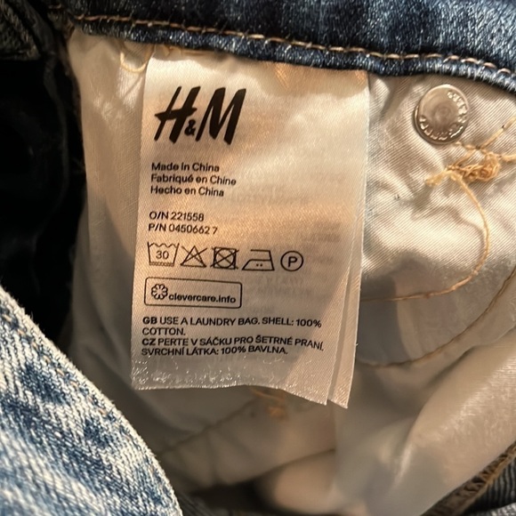 H&M distressed short overalls. Size 4 in great condition. - Picture 4 of 5